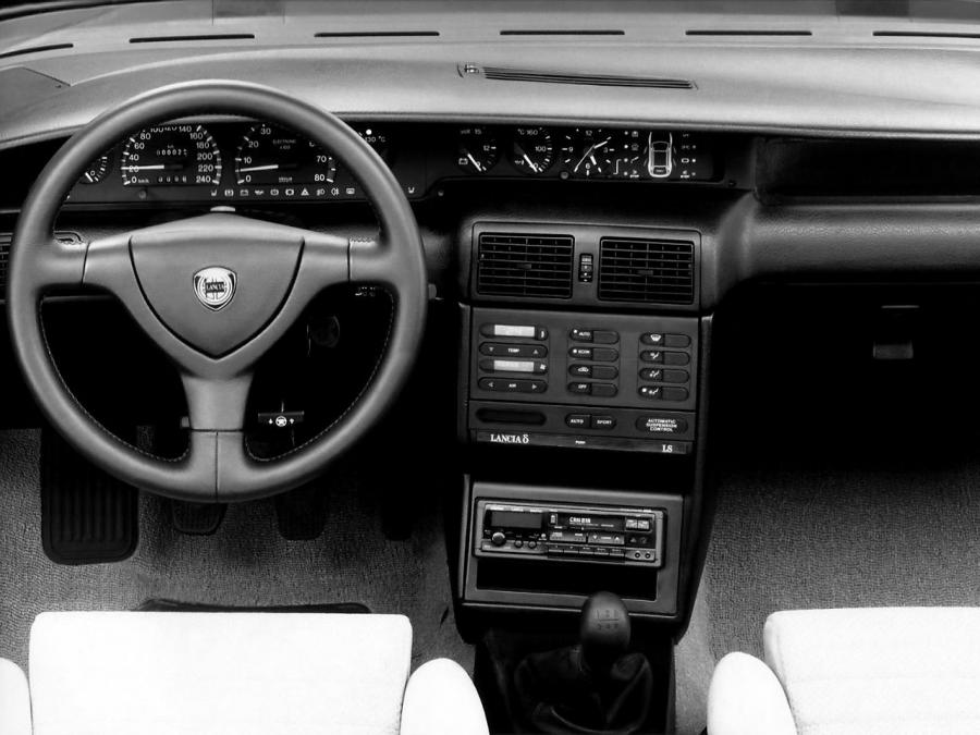  Lancia Delta 1993 года  (фото 6 из 11)